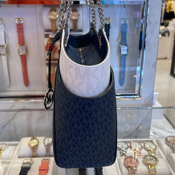 MICHAEL KORS
Jet Set Travel Lg Signature Chain Shoulder Tote Bag
Navy Multi
NWT - Picture 4 of 16